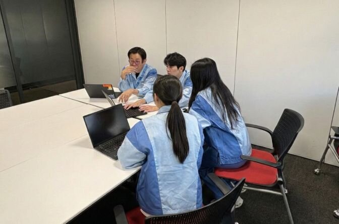 会議をしている社員