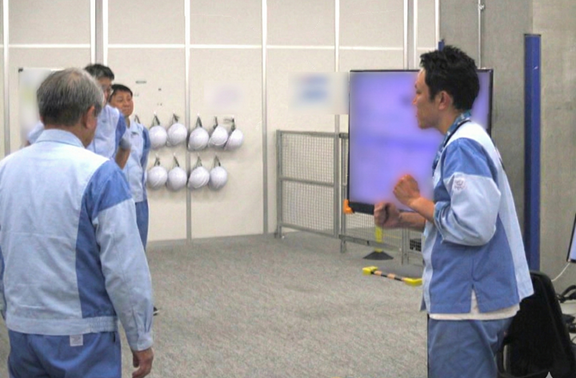 経営層へ報告を行う現場社員