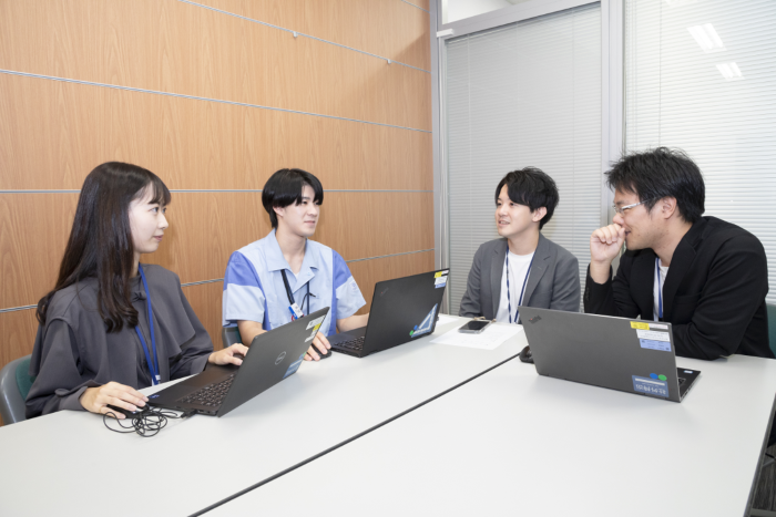 タスクフォースで打合せをする様子